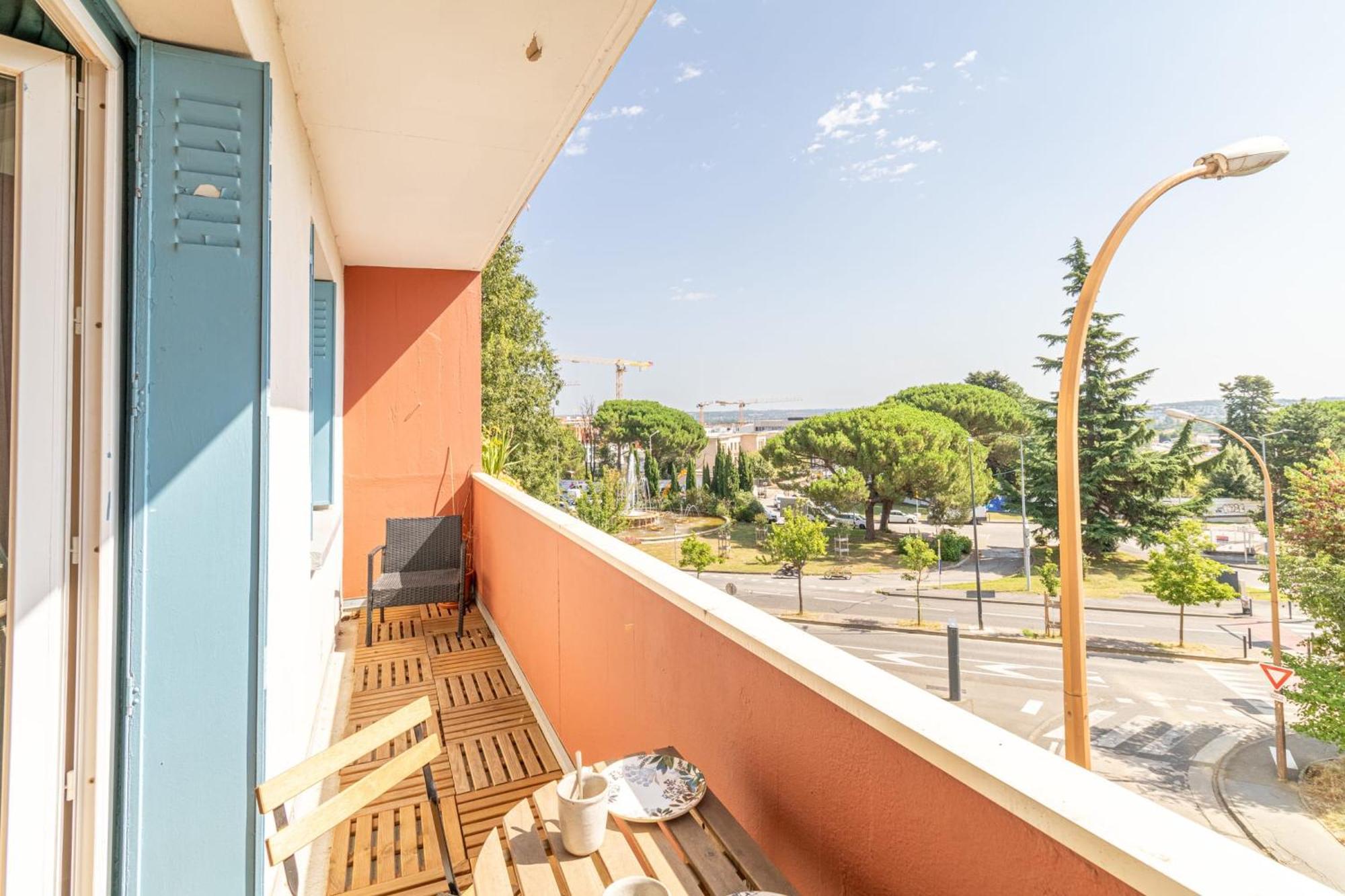 Charming T3 With Balcony And View *